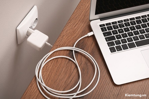 cuc-sac-laptop-bi-nong-co-sao-khong-1 Cục sạc laptop bị nóng có sao không?