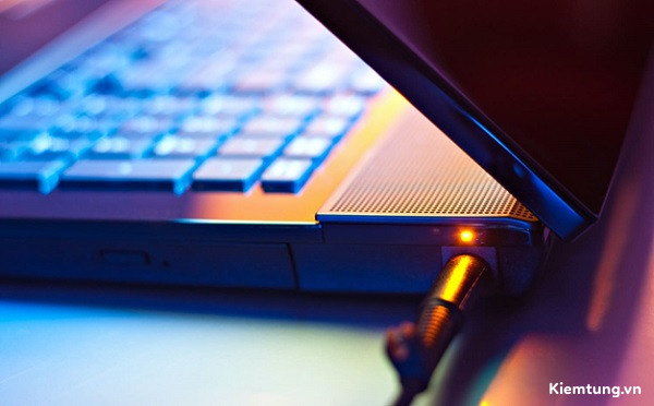 cuc-sac-laptop-bi-nong-co-sao-khong-3 Cục sạc laptop bị nóng có sao không?