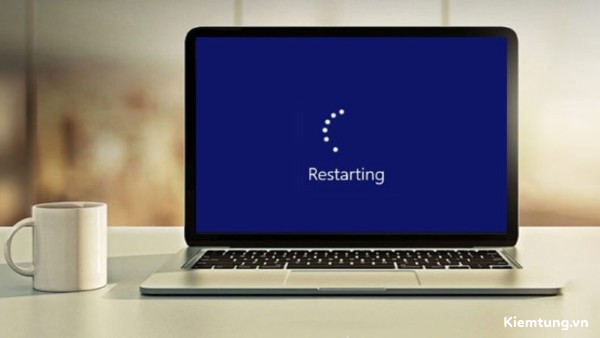 Khởi động lại máy giúp hệ thống trở về trạng thái ổn định