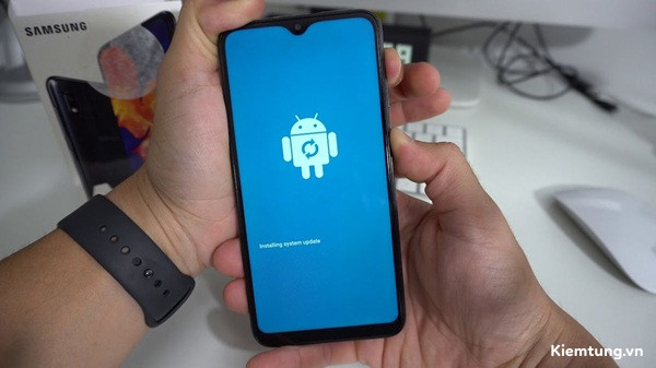 Nhấn giữ tổ hợp phím đến khi màn hình hiển thị logo Android