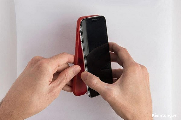 Tháo ốp lưng tạm thời để giảm nhiệt